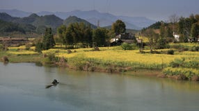 Flor del col con el río en wuyuan de la provincia de Jiangxi imagenes de archivo Flor del col con el río en wuyuan de la provincia de Jiangxi imagenes de archivo