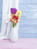 Flor del tulipán en un saludo del florero en fondo de madera imagenes de archivo Flor del tulipán en un saludo del florero en fondo de madera imagenes de archivo