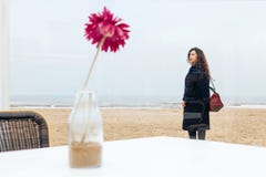 Flor encaracolado do café da praia da neve da costa do humor do cabelo longo do revestimento da mola do sorriso da mulher do retr imagem de stock Flor encaracolado do café da praia da neve da costa do humor do cabelo longo do revestimento da mola do sorriso da mulher do retr imagem de stock