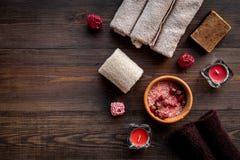 Floral foot spa με αυξήθηκε Κεριά, άλας, σφουγγάρι, σαπούνι, οφθαλμοί στη σκοτεινή ξύλινη τοπ άποψη υποβάθρου copyspace Στοκ Εικόνες Floral foot spa με αυξήθηκε Κεριά, άλας, σφουγγάρι, σαπούνι, οφθαλμοί στη σκοτεινή ξύλινη τοπ άποψη υποβάθρου copyspace Στοκ Εικόνες
