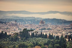 Florencja ranku powietrzny mgłowy pejzaż miejski. Panorama widok od Fiesole wzgórza, Włochy Zdjęcia Royalty Free Florencja ranku powietrzny mgłowy pejzaż miejski. Panorama widok od Fiesole wzgórza, Włochy Zdjęcia Royalty Free