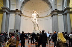 FLORENÇA 10 DE NOVEMBRO: Os turistas olham David por Michelangelo em novembro 10,2010 no dell'Accademia da galeria em Florença. It imagens de stock FLORENÇA 10 DE NOVEMBRO: Os turistas olham David por Michelangelo em novembro 10,2010 no dell'Accademia da galeria em Florença. It imagens de stock