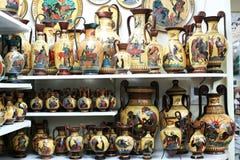 Floreros griegos en una tienda de souvenirs imágenes de archivo libres de regalías Floreros griegos en una tienda de souvenirs imágenes de archivo libres de regalías