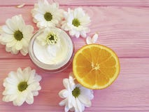 Flores brancas da saúde brilhante feito a mão alaranjada cosmética orgânica de creme da composição da pétala em uma camomila de m fotos de stock Flores brancas da saúde brilhante feito a mão alaranjada cosmética orgânica de creme da composição da pétala em uma camomila de m fotos de stock