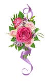 Flores cor-de-rosa bonitas do rosa e as brancas com a fita lilás e de seda em um arranjo floral foto de stock royalty free Flores cor-de-rosa bonitas do rosa e as brancas com a fita lilás e de seda em um arranjo floral foto de stock royalty free