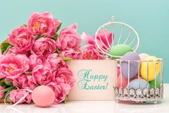 Flores da tulipa e ovos da páscoa coloridos cor pastel Cartão de cumprimentos fotografia de stock Flores da tulipa e ovos da páscoa coloridos cor pastel Cartão de cumprimentos fotografia de stock