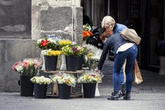 Flores de compra de la mujer del vendedor ambulante Flores de compra de la mujer del vendedor ambulante