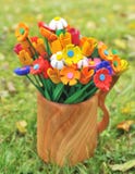 Flores de madera multicoloras del ramo en un florero foto de archivo libre de regalías Flores de madera multicoloras del ramo en un florero foto de archivo libre de regalías