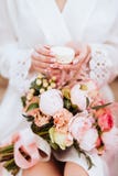 Flores e bolinhos de amêndoa nas mãos da mulher imagens de stock Flores e bolinhos de amêndoa nas mãos da mulher imagens de stock