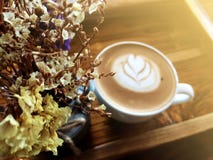 Flores e Latte secos Art Coffee Background foto de stock royalty free Flores e Latte secos Art Coffee Background foto de stock royalty free