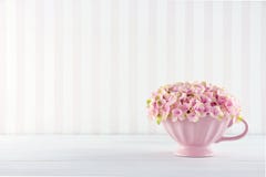 Flores em uma caneca chique gasto imagens de stock royalty free Flores em uma caneca chique gasto imagens de stock royalty free