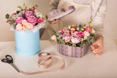 Flores en una tienda Fotografía de archivo libre de regalías Flores en una tienda Fotografía de archivo libre de regalías