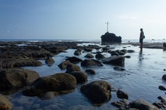 FLORES/INDONESIA-NOVEMBER 16 2012: Widoki plaża Watukrus, Flores, Indonezja Z skałami wokoło plaży i krzyża fotografia royalty free FLORES/INDONESIA-NOVEMBER 16 2012: Widoki plaża Watukrus, Flores, Indonezja Z skałami wokoło plaży i krzyża fotografia royalty free