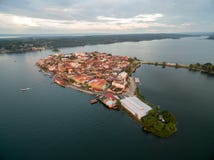 Floreseiland in Guatemala Zonsonderganglicht met Meer Peten Itza op achtergrond stock afbeeldingen Floreseiland in Guatemala Zonsonderganglicht met Meer Peten Itza op achtergrond stock afbeeldingen