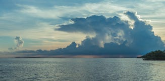 Florida tangenter på en solnedgång med stormmoln fotografering för bildbyråer Florida tangenter på en solnedgång med stormmoln fotografering för bildbyråer