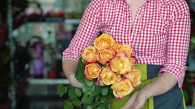 Florista Feminino Criando Belo Buquê Na Floricultura. Trabalho Na