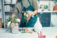 Florista f?mea unfocused no florista que faz o ramalhete artificial bonito Um professor de floristry nas classes ou nos cursos me fotografia de stock Florista f?mea unfocused no florista que faz o ramalhete artificial bonito Um professor de floristry nas classes ou nos cursos me fotografia de stock