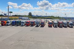 Flota semitrailer przewozi samochodem w podwórzu logistyka park obraz stock Flota semitrailer przewozi samochodem w podwórzu logistyka park obraz stock