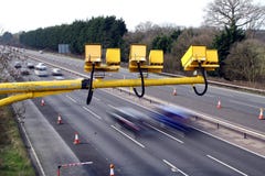 Flotta Hampshire, UK - mars 11th 2017: Kameror för genomsnittlig hastighet i operation på motorwayen M3 med avsiktlig rörelsesudd arkivfoto Flotta Hampshire, UK - mars 11th 2017: Kameror för genomsnittlig hastighet i operation på motorwayen M3 med avsiktlig rörelsesudd arkivfoto