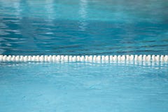 Flottez la ruelle de la piscine pour la texture et le fond de champ de courses Photographie stock Flottez la ruelle de la piscine pour la texture et le fond de champ de courses Photographie stock