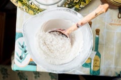 Flour для печь в пластмасовом контейнере с деревянной ложкой стоковое изображение rf Flour для печь в пластмасовом контейнере с деревянной ложкой стоковое изображение rf