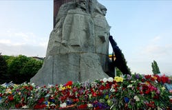 Flowers brought by people to the monument of Glory on Victory Day over fascism, May 9 royalty free stock images Flowers brought by people to the monument of Glory on Victory Day over fascism, May 9 royalty free stock images