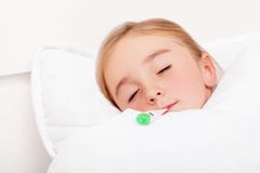 flu Ragazza che si trova a letto con un termometro fotografia stock flu Ragazza che si trova a letto con un termometro fotografia stock