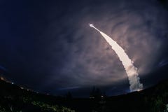 Flugprodukteinführung nachts stockfoto Flugprodukteinführung nachts stockfoto