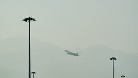 Flugzeug entfernt sich von Hong Kong Airport stock video Flugzeug entfernt sich von Hong Kong Airport stock video