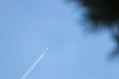Flugzeug im Himmel lizenzfreie stockfotografie Flugzeug im Himmel lizenzfreie stockfotografie