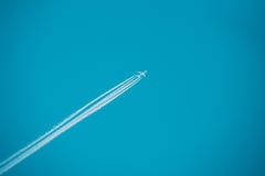 Flugzeug im Himmel mit flachen Spuren Stockfotografie Flugzeug im Himmel mit flachen Spuren Stockfotografie