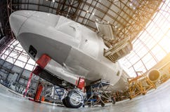 Flugzeuge halten, Ansicht des vorderen Fahrwerks der Fahrgestelle instand stockbild Flugzeuge halten, Ansicht des vorderen Fahrwerks der Fahrgestelle instand stockbild
