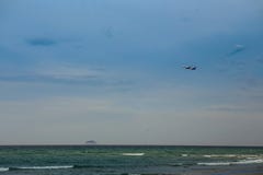 Flugzeuge im blauen Himmel über Azurblaumeer lizenzfreie stockfotografie Flugzeuge im blauen Himmel über Azurblaumeer lizenzfreie stockfotografie