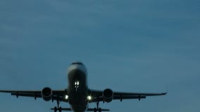 Flugzeuge im Sonnenuntergang stock video Flugzeuge im Sonnenuntergang stock video