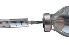 Fluide médical remplissant seringue à partir d'un isolat de fiole d'injection Photo libre de droits Fluide médical remplissant seringue à partir d'un isolat de fiole d'injection Photo libre de droits