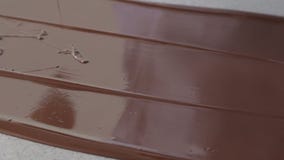 Flujo moderado del chocolate Flujo moderado del chocolate