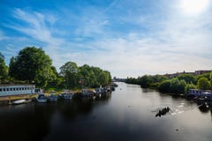 Fluss, Boot und sonniger Tag stockbild Fluss, Boot und sonniger Tag stockbild