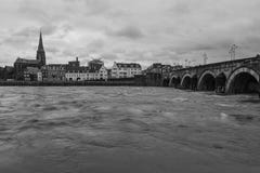 Fluss Maas in im Stadtzentrum gelegenem Maastricht mit einer Ansicht über die Bierbrauerei stockbilder Fluss Maas in im Stadtzentrum gelegenem Maastricht mit einer Ansicht über die Bierbrauerei stockbilder