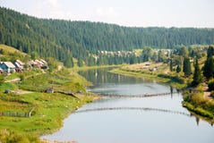 Fluss mit Aufhebungbrücke bei Urals, Russland lizenzfreie stockbilder Fluss mit Aufhebungbrücke bei Urals, Russland lizenzfreie stockbilder
