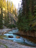 Fluss in szenischem Johnston Canyon, Nationalpark Banffs stockfoto Fluss in szenischem Johnston Canyon, Nationalpark Banffs stockfoto