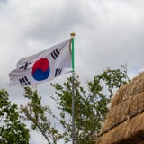 Flusso continuo della bandiera coreana nel villaggio piega storico di Yangdong fotografia stock libera da diritti Flusso continuo della bandiera coreana nel villaggio piega storico di Yangdong fotografia stock libera da diritti