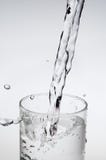 Flusso di versamento dell'acqua minerale Fotografia Stock Libera da Diritti Flusso di versamento dell'acqua minerale Fotografia Stock Libera da Diritti