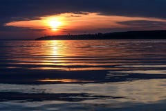 Flusssonnenuntergangsonnen-Wolkenwellen lizenzfreie stockfotografie Flusssonnenuntergangsonnen-Wolkenwellen lizenzfreie stockfotografie