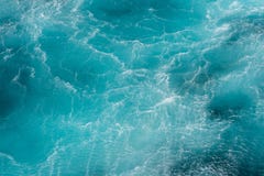 Fluxo da turbulência da água do mar para acontecer pelo lúpulo do helicóptero sobre a superfície da água fotos de stock Fluxo da turbulência da água do mar para acontecer pelo lúpulo do helicóptero sobre a superfície da água fotos de stock