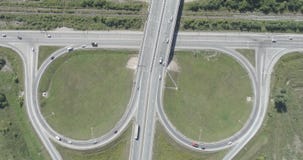 Flyg- hyperlapsetimelapse av stadstrafik på tvärgatagatagenomskärning Higyway väg Lodlinjen beskådar Snabb rörelse lager videofilmer Flyg- hyperlapsetimelapse av stadstrafik på tvärgatagatagenomskärning Higyway väg Lodlinjen beskådar Snabb rörelse lager videofilmer