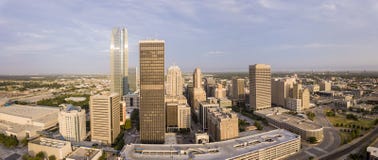 Flyg- panorama av den i stadens centrum oklahoma city på gryning arkivbilder Flyg- panorama av den i stadens centrum oklahoma city på gryning arkivbilder