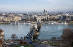 Flyg- sikt av den Chain bron på Danube River arkivbilder Flyg- sikt av den Chain bron på Danube River arkivbilder