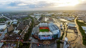 Flyg- sikt av den Iconic Manchester Unitedstadionarenan gamla Trafford Royaltyfri Bild Flyg- sikt av den Iconic Manchester Unitedstadionarenan gamla Trafford Royaltyfri Bild