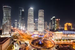 Flyg- sikt av den shanghai lujiazuien på natten arkivbild Flyg- sikt av den shanghai lujiazuien på natten arkivbild