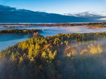 Flyg- sikt av dimma på hösten, Litauen royaltyfria foton Flyg- sikt av dimma på hösten, Litauen royaltyfria foton